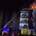 Un apartament, mistuit de flăcări, iar alte 10 – inundate: Incendiu devastator, produs într-un bloc din Tiraspol