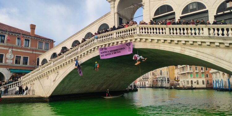 Activiştii de mediu au colorat în verde apa din Marele Canal din Veneţia