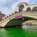 Activiştii de mediu au colorat în verde apa din Marele Canal din Veneţia