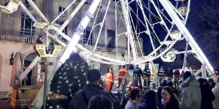 Roata panoramică din Târgul de Crăciun din Constanţa a rămas blocată cu 45 de persoane, dintre care 29 de copii