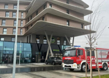 Un elev român de 13 ani, plecat în excursie cu clasa în Austria, a fost găsit mort în fața hotelului în care era cazat