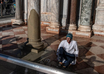 Protest cu pudră de cacao și noroi aruncate pe bazilica Sfântul Marcu din Veneţia. „Sunteţi ultimii care o veţi vedea deasupra mării”