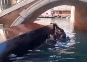 O gondolă s-a răsturnat pe un canal din Veneția din cauza turiștilor care stăteau în picioare și își făceau selfie