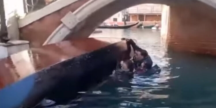 O gondolă s-a răsturnat pe un canal din Veneția din cauza turiștilor care stăteau în picioare și își făceau selfie