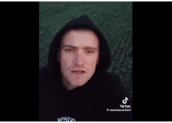 Un fermier de la nord și-a pus tractorul la vânzare. Daniel Leahu: Nu ne alungați din țară. Vrem să putem exista. Tot ce vedeți e crescut de aceste mâini pline de bătături | VIDEO