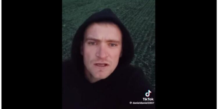 Un fermier de la nord și-a pus tractorul la vânzare. Daniel Leahu: Nu ne alungați din țară. Vrem să putem exista. Tot ce vedeți e crescut de aceste mâini pline de bătături | VIDEO