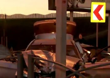 Accident grav în București: O mașină a lovit un autobuz și a fost aruncată pe șinele de tramvai. 3 oameni au fost răniți