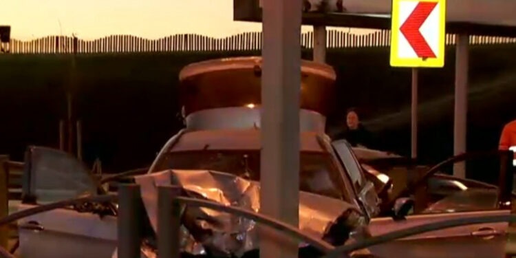 Accident grav în București: O mașină a lovit un autobuz și a fost aruncată pe șinele de tramvai. 3 oameni au fost răniți