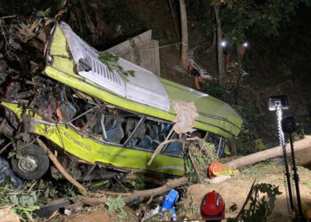 17 oameni au murit după ce autocarul în care erau s-a prăbușit de pe o șosea de munte, în Filipine