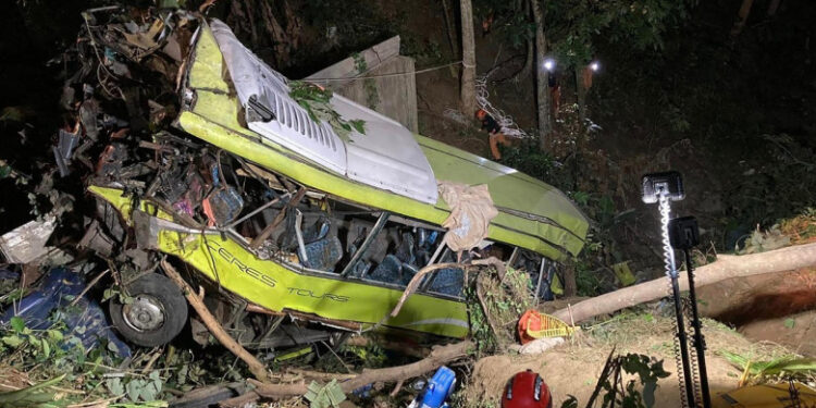 17 oameni au murit după ce autocarul în care erau s-a prăbușit de pe o șosea de munte, în Filipine