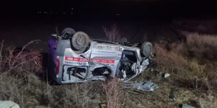 Plan Roşu de Intervenţie activat în Dâmboviţa, după ce un microbuz s-a răsturnat. Un om a murit şi alți şapte au fost răniți