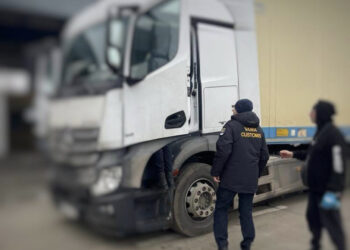 Leușeni: Un autocamion fără marfă, luat la verificări. Vameșii au găsit grame de substanță vegetală „cu miros înțepător”