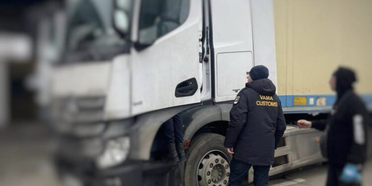 Leușeni: Un autocamion fără marfă, luat la verificări. Vameșii au găsit grame de substanță vegetală „cu miros înțepător”