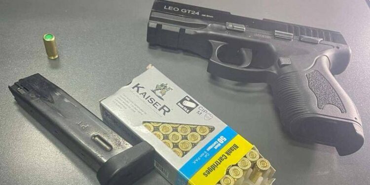 Un șofer de camion, prins cu o armă pneumatică și cartușe, la intrarea în Moldova