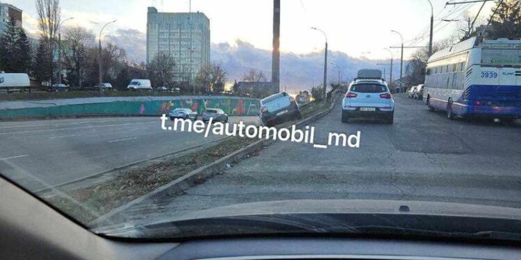 Accident în Capitală: O mașină a zburat de pe traseu la Telecentru și s-a izbit într-un stâlp