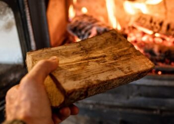 La un pas de tragedie: Doi bărbați au ajuns la spital după ce s-au intoxicat cu produse de ardere