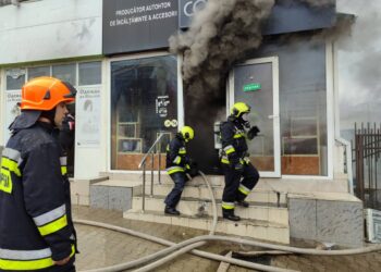 Magazin de încălțăminte, distrus de flăcări, la Comrat: Circa 2 ore au luptat pompierii cu focul