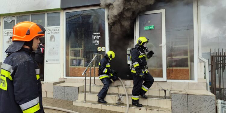 Magazin de încălțăminte, distrus de flăcări, la Comrat: Circa 2 ore au luptat pompierii cu focul