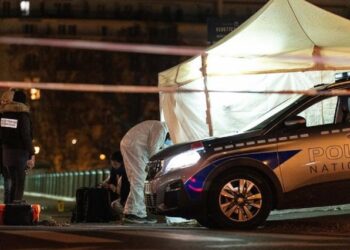 Paris: Un turist a fost ucis și doi răniți după ce au fost atacați de un bărbat care strigat „Allahu Akbar”