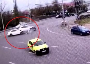 Lexus vs. Mercedes, pe un drum din Iaşi. Doi cetățeni moldoveni și-au făcut praf bolizii la Podul de Piatră