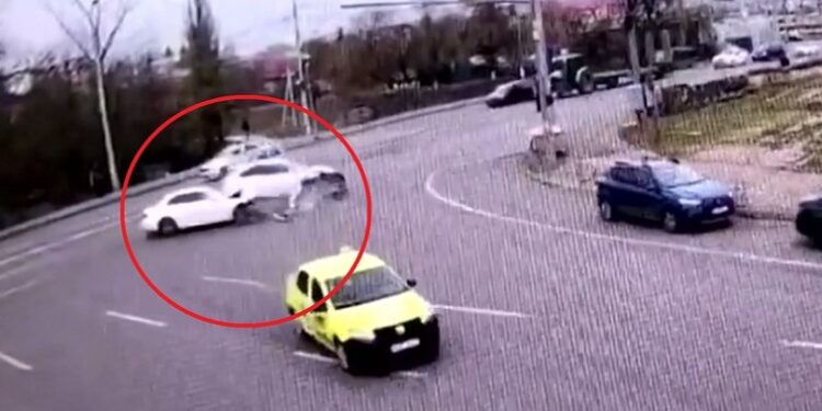 Lexus vs. Mercedes, pe un drum din Iaşi. Doi cetățeni moldoveni și-au făcut praf bolizii la Podul de Piatră