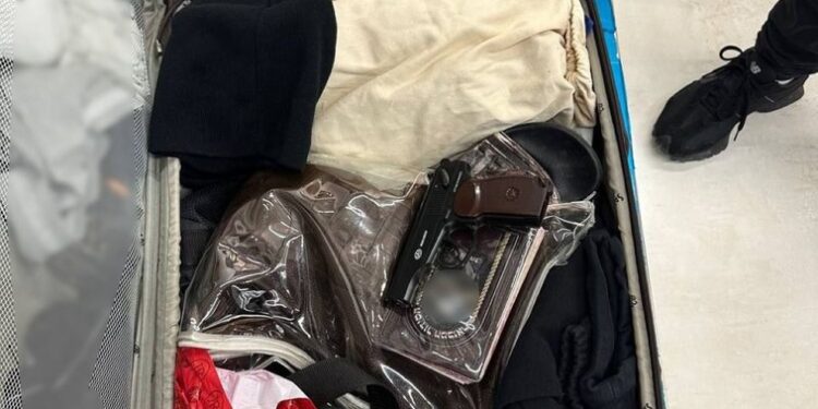 Un tânăr din Israel și un cetățean din Ucraina intenționau să iasă înarmați din Republica Moldova