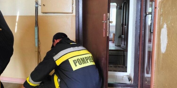 Blocată în propriul apartament: O femeie din capitală a fost salvată de angajații IGSU