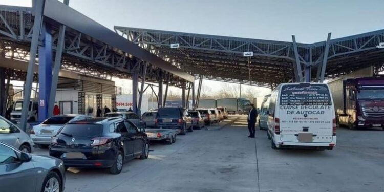 Ambuteiaj la PTF Sculeni. Poliția de Frontieră îndeamnă călătorii să aleagă alte punctele de trecere din apropiere