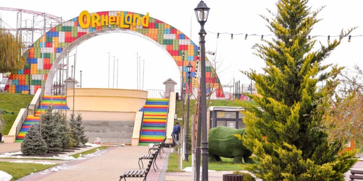 „Totul e gratuit, tot anul împrejur”. Pregătiri ample pentru sezonul de iarnă la OrheiLand: Cel mai spectaculos pom de Crăciun, cele mai tari tobogane pentru pici și patinoar. Ce surprize mai pregătesc autoritățile locale | VIDEO