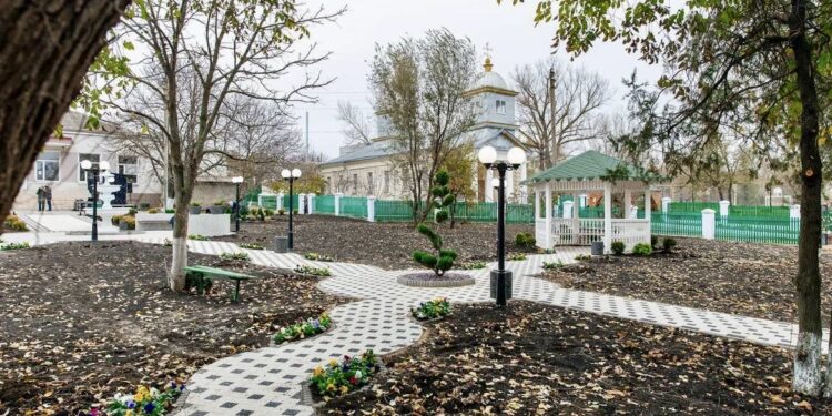 Proiect de amploare implementat de echipa bașcanului Evghenia Guțul în satul Ferapontievca din Comrat: A fost amenajat un parc frumos, cu paturi de flori și un havuz clasic în centru, spre care duc alei nou pavate | VIDEO