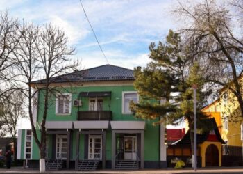 „Tare frumos, suntem foarte bucuroşi!”. Un alt proiect finalizat cu succes în municipiul Orhei: Fațada unui bloc din strada Vasile Lupu a căpătat un aspect renovat și modern | VIDEO