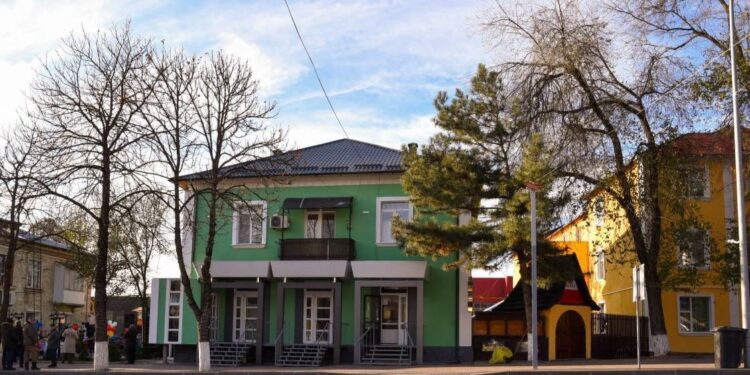„Tare frumos, suntem foarte bucuroşi!”. Un alt proiect finalizat cu succes în municipiul Orhei: Fațada unui bloc din strada Vasile Lupu a căpătat un aspect renovat și modern | VIDEO