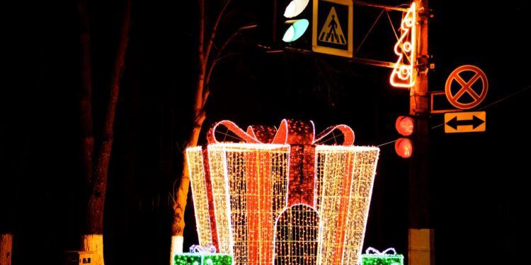 În municipiul Bălți au fost inaugurate două străzi, pe care echipa lui Ilan Șor le-a amenajat cu decorațiuni de Crăciun. Marina Tauber: „Știm că suntem împreună, unii pentru alții!” | VIDEO