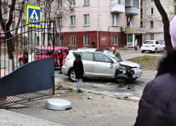 Două automobile – puternic avariate pe șoseaua Hîncești. Cauza preliminară a impactului