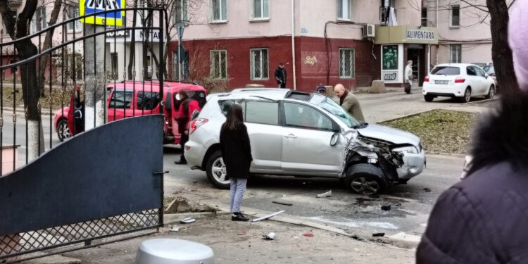 Două automobile – puternic avariate pe șoseaua Hîncești. Cauza preliminară a impactului