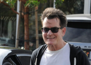 Charlie Sheen, la un pas să fie ucis de o femeie înarmată care a pătruns în locuința sa din Malibu
