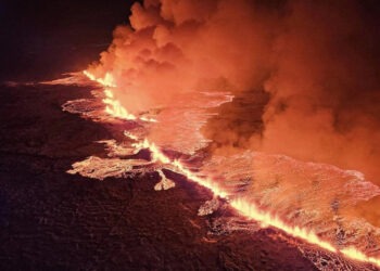 Imagini spectaculoase cu erupția vulcanului din Islanda. Experții avertizează că fenomenul ar putea dura luni întregi
