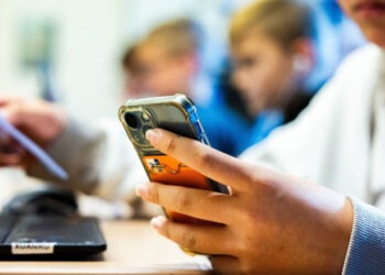 Spania vrea să interzică telefoanele mobile în școli și licee