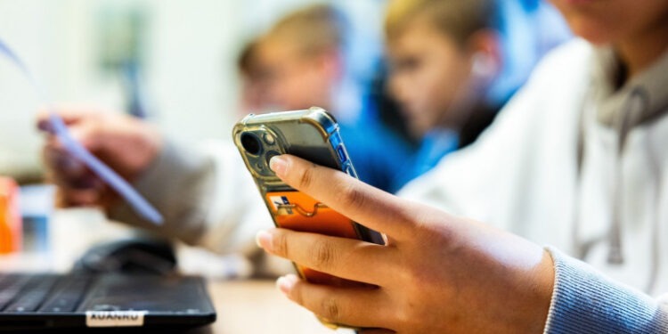 Spania vrea să interzică telefoanele mobile în școli și licee