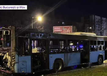 Un autobuz s-a făcut scrum după ce a luat foc, în București