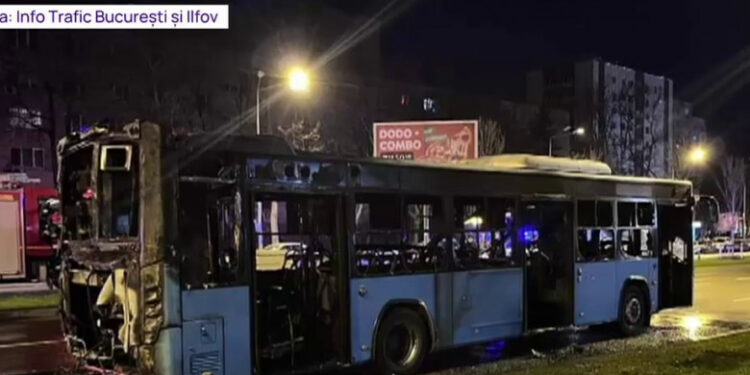 Un autobuz s-a făcut scrum după ce a luat foc, în București