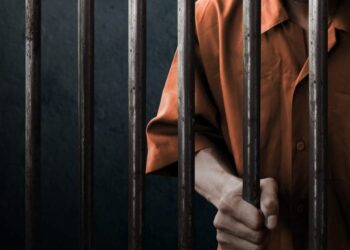 A furat din genți telefoane şi portmonee, până a ajuns la închisoare: Un bărbat, trimis în detenție pe 10 ani