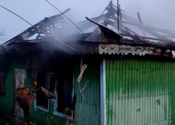 Incendiu în orașul Rîșcani. O casă de locuit a fost cuprinsă de flăcări