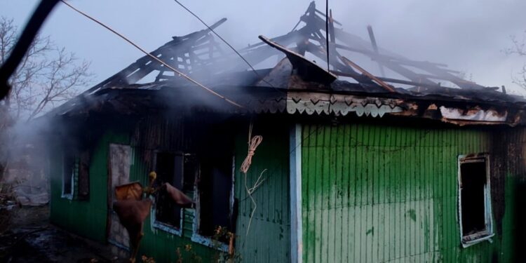 Incendiu în orașul Rîșcani. O casă de locuit a fost cuprinsă de flăcări