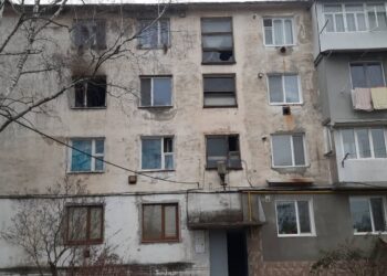 Incendiu la Briceni: Cinci persoane au fost evacuate din blocul de locuit în flăcări