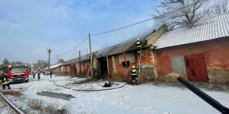 Incendiu matinal, la Bălți! Un depozit industrial a fost cuprins de flăcări