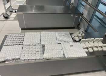 Cetățean străin, prins pe Aeroport cu peste 600 de cutii și stative pentru bijuterii nedeclarate