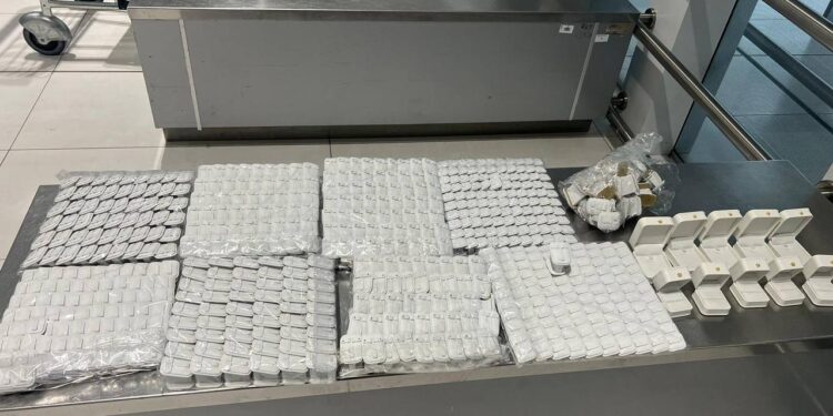 Cetățean străin, prins pe Aeroport cu peste 600 de cutii și stative pentru bijuterii nedeclarate