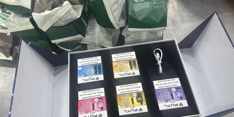 Lot comercial de cafea și țigări electronice, tăinuite de controlul vamal, depistate la vama Leușeni