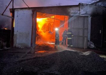Intervenție sporită, la Fălești. Două depozite cu brichete pentru foc – distruse de incendiu